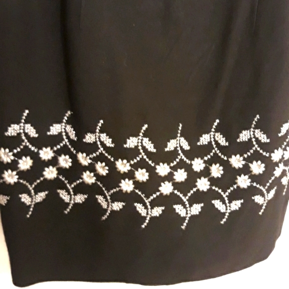 Nice Embroidered Detailed Flowers at the Bottom S.L. Fashion Dress size 8 - Picture 2 of 4